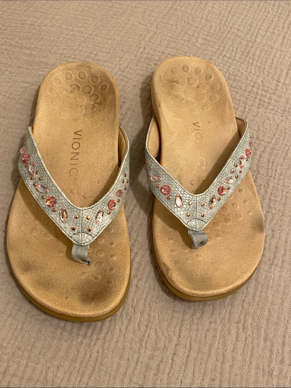 Vionic Women's Light Gray Jeweled Thong Sandals. Size 6